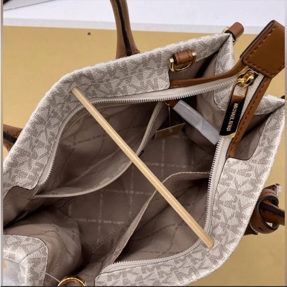 New Michael Kors Mirella Small Crossbody Tote
Bag Vanilla - Picture 7 of 9